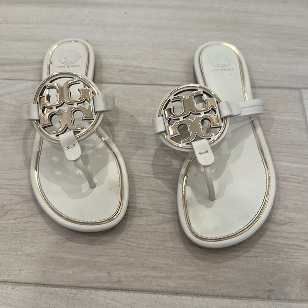 TORY BURCH. Size 9